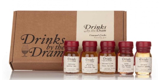 Una scatola con cinque campioni di whisky pregiati